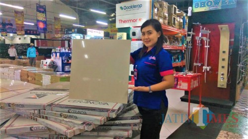 Karyawan menunjukkan granit cream polos koleksi Graha Bangunan yang turun harga.(Foto : Aunur Rofiq/BlitarTIMES)