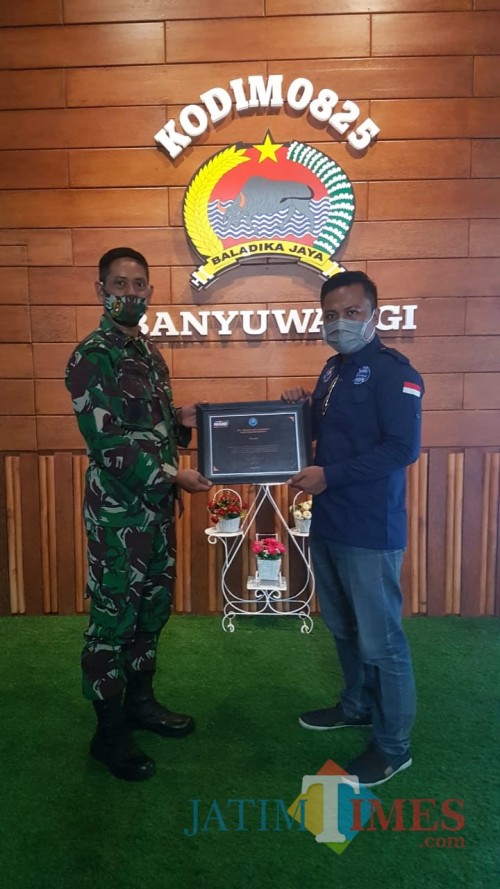Kasdim 0825 Banyuwangi menerima piagam dari DPC LAN Banyuwangi (Nurhadi Banyuwangi Jatim Times)