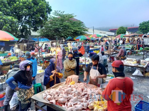 Suasana di Pasar Besar Kota Batu.