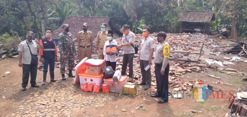 BPBD Jember bersama Camat Sumberbaru dan Pemdes Karangbayat saat memberikan bantuan kepada Pak Budin korban kebakaran (foto: Moh. Ali Makrus/ JatimTIMES)
