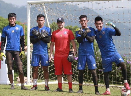 Barisan penjaga gawang Arema FC bersama pelatih kiper Felipe Americo. (official Arema FC)