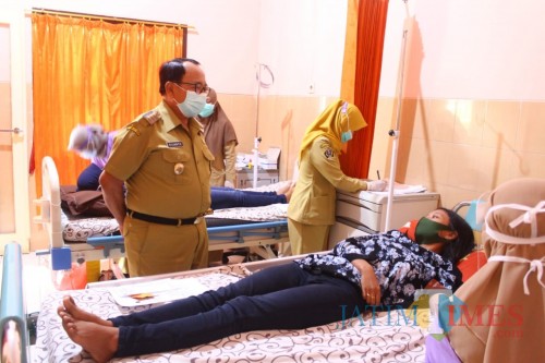 Bupati Blitar Rijanto meninjau pelayanan KB gratis yang digelar dalam rangka memperingati Harganas ke-27.(Foto : Aunur Rofiq/BlitarTIMES)