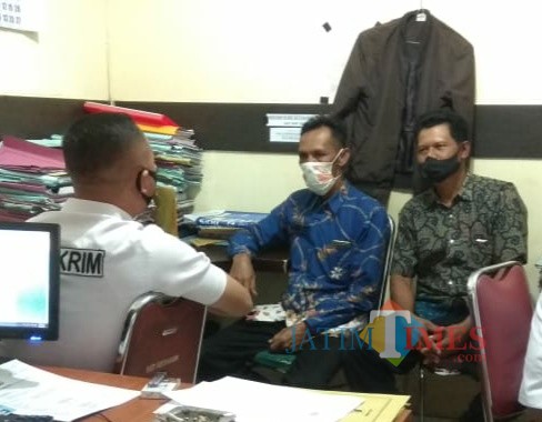 Dua orang pelapor saat di ruang penyidik Reskrim Polres Tulungagung. / Foto : Istimewa / Tulungagung TIMES