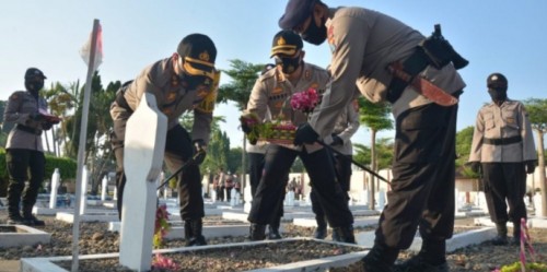 Jajaran Polres Kabupaten Madiun dan Polres Kota Madiun saat ziarah makam pahlawan.