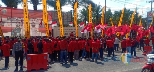 Kader PDIP Kabupaten Blitar saat unjuk rasa di Mapolres Blitar.(Foto : Aunur Rofiq/BlitarTIMES)