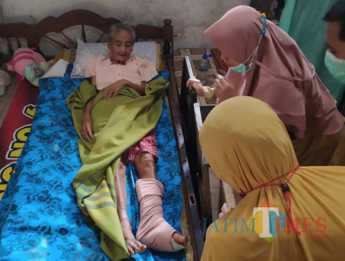 Mbah Ramini saat dijenguk oleh petugas dari Puskesmas Gandusari.(Foto : Aunur Rofiq/BlitarTIMES)