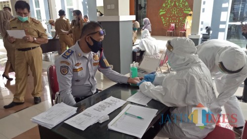 Tenaga kesehatan saat melakukan rapid test di Pendapa Balai Kota Among Tani beberapa saat lalu. (Foto: MalangTIMES)