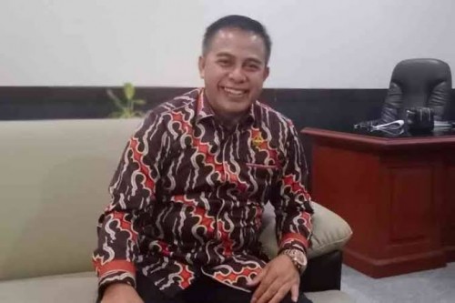 Wakil Ketua DPRD Kabupaten Malang dari Fraksi Partai Golkar, Miskat yang sedang berada di ruangan kerjanya. (Foto: Istimewa)