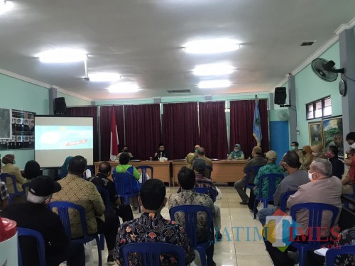 Wali Kota Malang Sutiaji (tengah) beri pengarahan di Kantor Kelurahan Kiduldalem Kecamatan Klojen, Kota Malang (Pipit Anggraeni/MalangTIMES).
