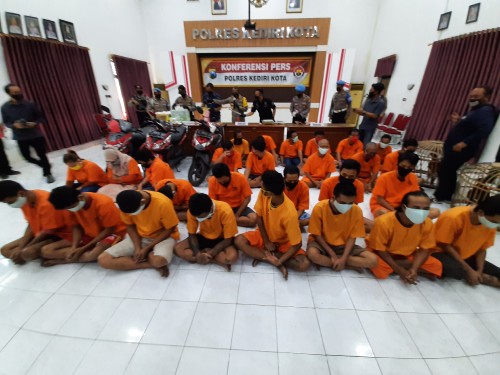 Puluhan tersangka tindak pidana dikumpulkan saat gelar konferensi pers di mako polresta kediri. (eko arif s/ Jatimtimes)