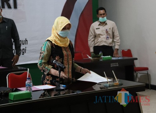 Bupati Kediri Hj.Haryanti Sutrisno saat virtual conference di ruang candra kirana Pemkab Kediri. (Ist)
