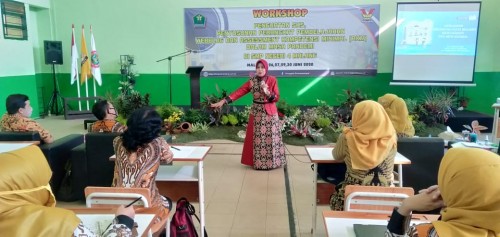 Kadisdikbud kota Malang Dra Zubaidah MM dalam workshop di SMP Negeri 4 Malang. (Foto: istimewa)