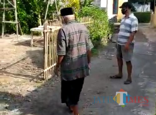 Kakek dari Kel Sentul Kota Blitar berjalan penuh semangat usai sembuh dari covid-19