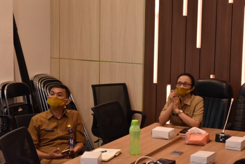 Kepala Bappeda Kota Malang Dwi Rahayu (kanan) saat menghadiri konferensi video dengan Bappenas RI. (Bappeda Kota Malang for MalangTIMES).