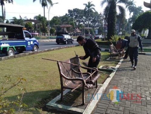 Potret petugas DLH Kota Malang saat memberi penghalang kursi (DLH for MalangTIMES)