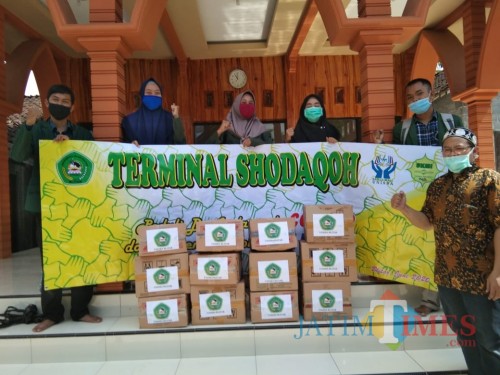 UKMI Unisba Blitar bagikan sembako sekaligus sosialisasikan new normal.(Foto : Aunur Rofiq/BlitarTIMES)