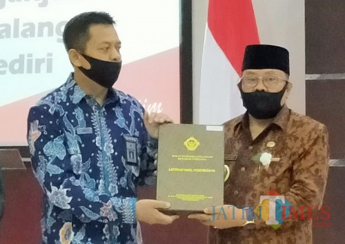 Wali Kota Blitar Santoso (kanan) menerima opini WTP dari Kepala BPK RI Perwakilan Jawa Timur