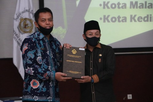 Wali Kota Malang Sutiaji saat menerima penghargaan predikat WTP (Humas Pemkot Malang for MalangTIMES).