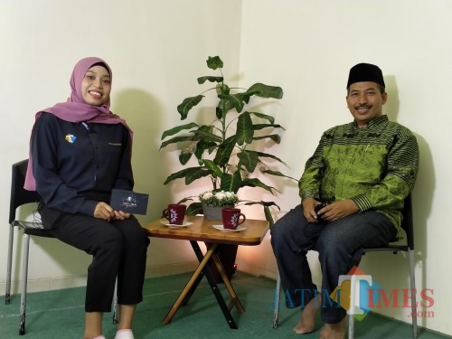 Bakal calon bupati Malang dr Umar Usman saat berada dalam sesi acara Times Talk di studio MalangTimes, Rabu (1/7/2020). (Foto: Dok MalangTimes)