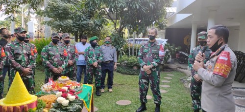 Jajaran Korem 083 Bdj dan Kodim 0833 saat mendatangi rumah dinas kapolresta Malang Kota untuk memberikan surprise. (Ist)