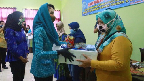 Ketua Forikan Jatim Arumi Bachsin Emil Dardak didampingi Ketua Forikan Kota Kediri ketika menyerahkan paket Gemarikan kepada perwakilan warga. (Foto: Istimewa)