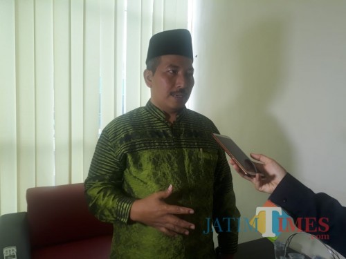 dr. Umar Usman saat dikonfirmasi oleh pewarta di sela-sela agenda Time Talks di Studio MalangTimes, Rabu (1/7/2020). (Foto: Tubagus Achmad/MalangTimes)