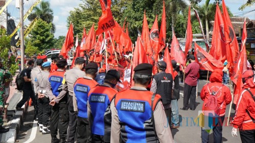 Aksi massa PDIP di Mapolres Blitar Kota (Foto: Aunur Rofiq/BlitarTIMES)