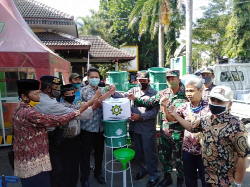 Penyerahan bantuan wastafel portabel atau tempat cuci tangan dan masker kepada perwakilan instansi, Kamis (2/7/2020).