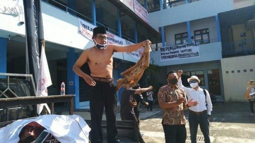Rektor Uniba Solo buka baju saat demo. (Foto: Tribunnews)