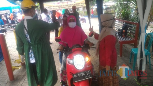 Sulistyowati, Camat Wongsorejo Turun Langsung Memantau Masyarakat Di Ceck Point Wongsorejo Banyuwangi Nurhadi Banyuwangi Jatim Times