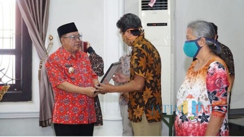 Wali Kota Blitar Santoso serahkan simbolis bantuan Rehabilitasi RTLH di Aula Dinas Perumahan Rakyat Kota Blitar (Foto: Aunur Rofiq/BlitarTIMES)