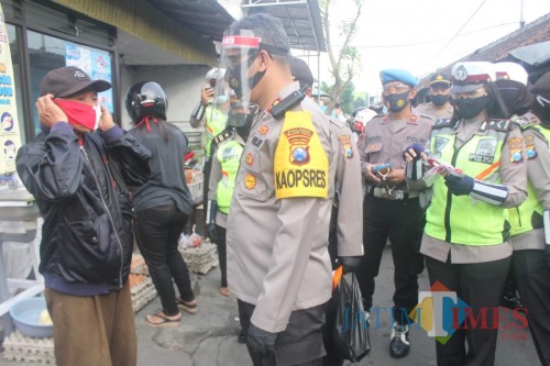 Aparat TNI-Polri di Kota Blitar turun ke pasar, ajak masyarakat disiplin gunakan masker