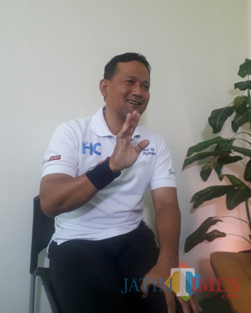 Heri Cahyono atau yang akrab disapa Sam HC di sela-sela acara Times Talk di Studio MalangTimes, Jumat (3/7/2020). (Foto: Tubagus Achmad/ MalangTIMES)