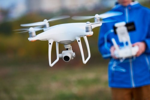 Ilustrasi penggunaan drone. (Foto: Shutterstock)