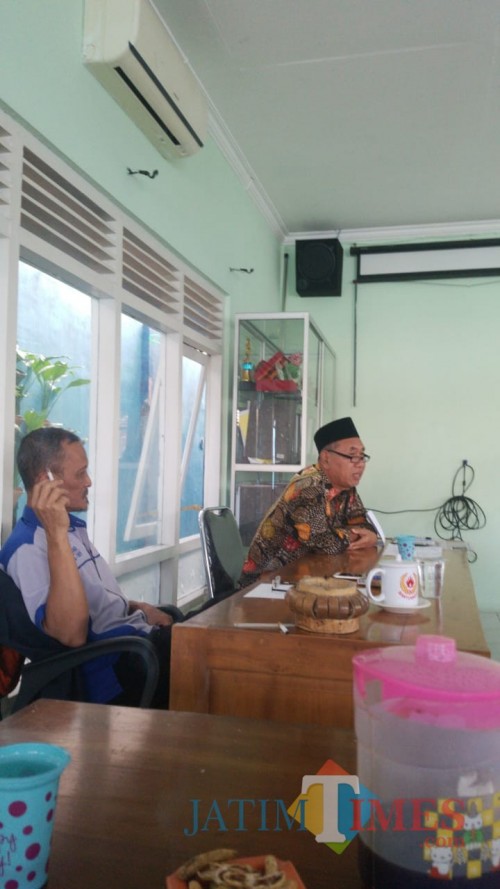 Nurrokhim, Kabid Organisasi KONI Banyuwangi menyampaikan pemaparan di Kantor KONI Banyuwangi (Nurhadi Banyuwangi Jatim Times)