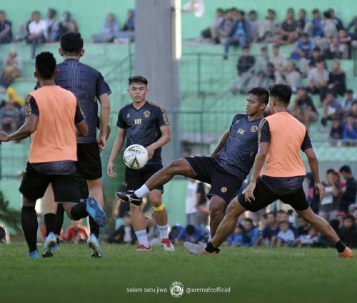 Pemain Arema FC yang melakukan latihan sebelum Liga 1 2020 dan ditonton Aremania. (official Arema FC)