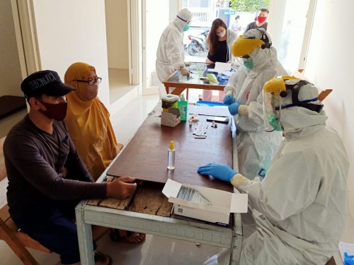 Tim tenaga kesehatan saat melakukan rapid test kepada warga di Desa Mojorejo beberapa saat lalu (Foto: istimewa)