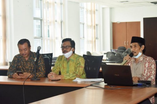 Wakil Rektor 1 UIN Malang Prof Dr H M. Zainuddin MA saat membuka rapat penyusunan borang akreditasi di aula lantai 1 Perpustakaan UIN Malang. (Foto: istimewa)