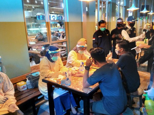 Pengunjung di KL Xpress yang menjalani rapid test (Anggara Sudiongko/MalangTIMES)