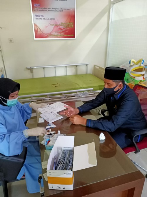 Anggota Komisi C DPRD Kota Malang Ahmad Fuad Rahman saat lakukan rapid test (Istimewa).
