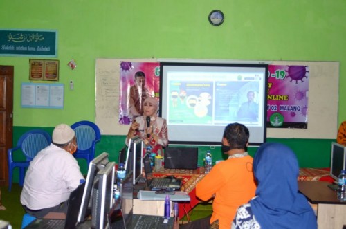 Kepala Disdikbud kota Malang, Zubaidah saat menjadi narasumber dalam workshop di SMP Islam Ma'arif 2 Malang. (Foto: istimewa)
