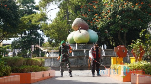 Petugas TNI dan Polri saat menyemprotkan disinfektan.