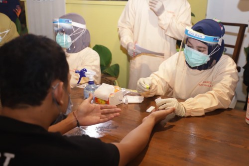 Petugas saat melakukan rapid test (Humas Pemkot Malang).