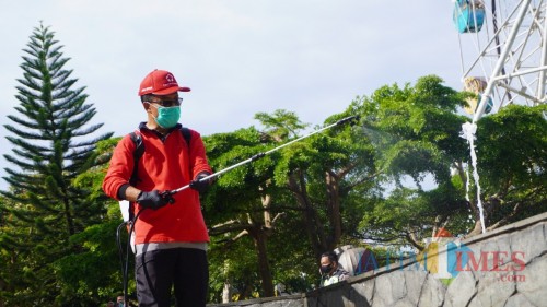 Wakil Wali Kota Batu Punjul Santoso saat melakukan penyemprotan di Alun-Alun Kota Batu.