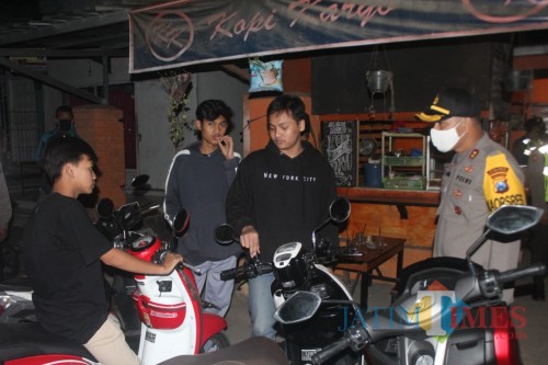 Aparat TNI-Polri menertibkan pemuda yang berkerumun di tempat nongkrong