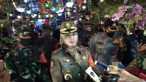 Bupati Jember didampingi Kapolres dan Dandim 0824 saat memberikan keterangan pers usai melakukan patroli (foto : Nanang / Jatim TIMES)