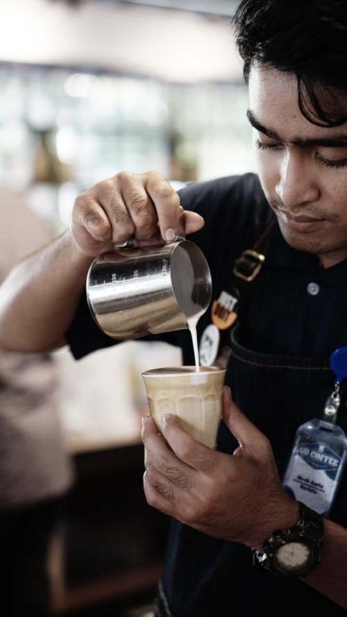 Ilustrasi pembuatan kopi yang disajikan dalam secangkir gelas dan masih dapat dinikmati sebelum pandemi Covid-19 menyebar di Malang Raya.