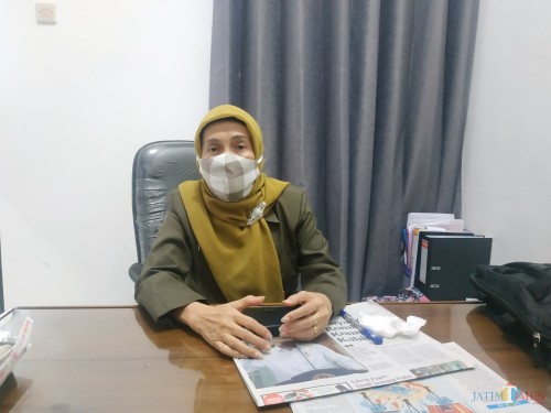 Kepala Dinsos-P3AP2KB, Penni Indriani (Hendra Saputra)