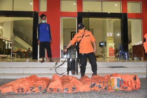 Satgas Covid-19 Jember mengumpulkan velbed.