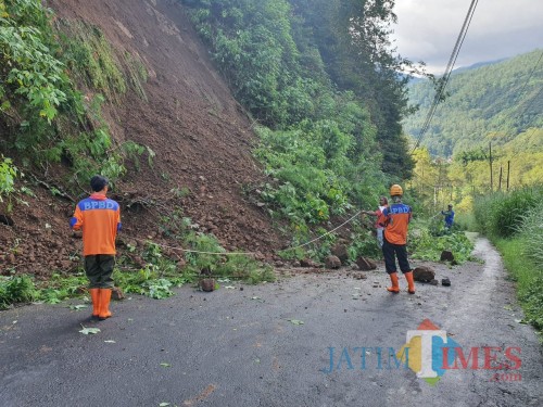 Tanah longsor beberapa saat lalu di Jalan Rajekwesi-Klemuk, Kelurahan Songgokerto, Kecamatan Batu. (Foto: BPBD Kota Batu)